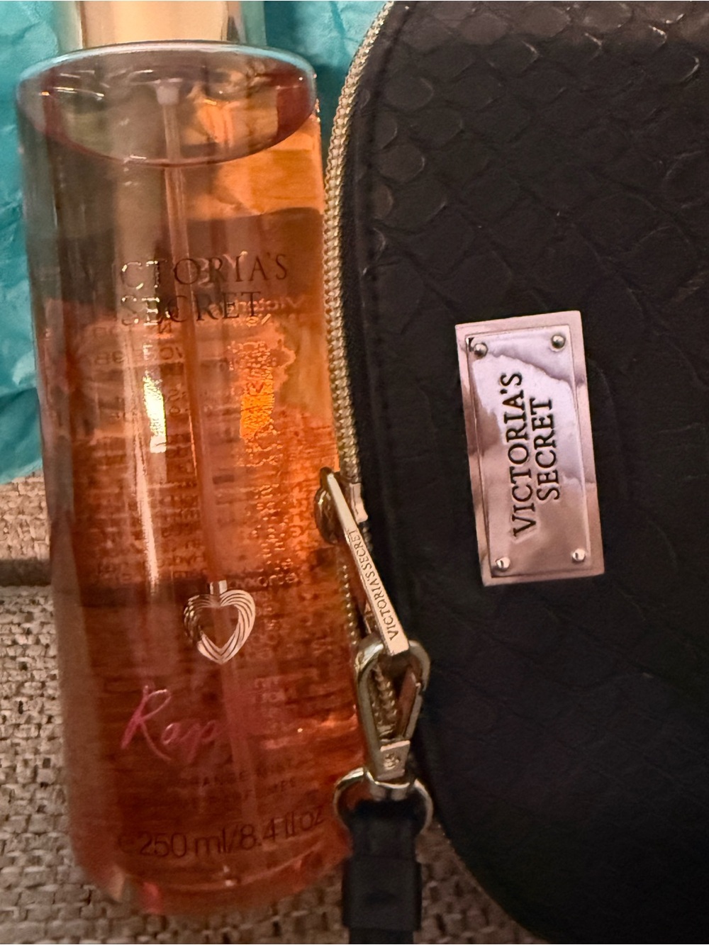 🍂🍁NEW 🍂🍁Victoria's Secret RAPTURE SPRAY Black Quilted Cosmetic Bag - Picture 3 of 4
